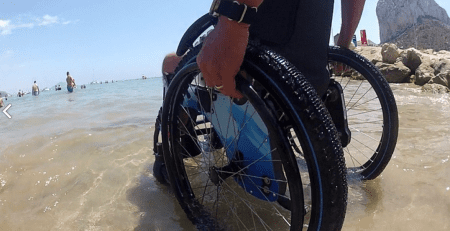 Silla de ruedas para andar por la arena de la playa