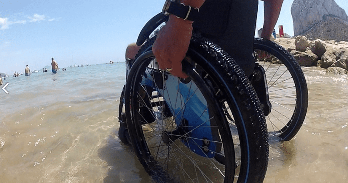 Silla de ruedas para andar por la arena de la playa