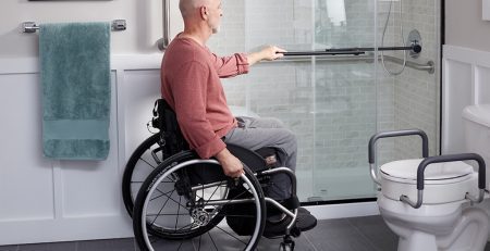 ¿Cuál es la mejor silla de ruedas para entrar al baño?