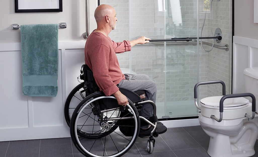 ¿Cuál es la mejor silla de ruedas para entrar al baño?