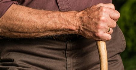 ¿Cómo seleccionar el bastón ideal para personas mayores?