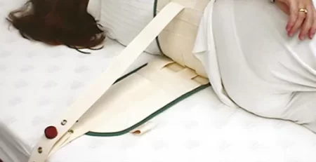 ¿Es mejor poner un cinturón en la cama o ponerle barandillas?