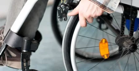 ¿Cómo ajustar los frenos de una silla de ruedas