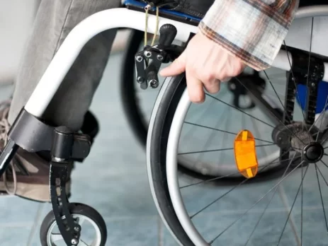 ¿Cómo ajustar los frenos de una silla de ruedas
