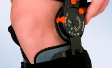 ¿Es necesario usar el inmovilizador de rodilla durante la noche?