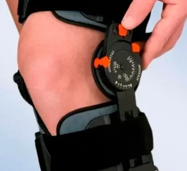 ¿Es necesario usar el inmovilizador de rodilla durante la noche?