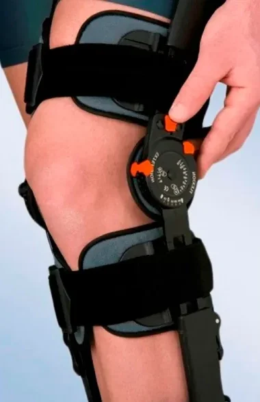 ¿Es necesario usar el inmovilizador de rodilla durante la noche?